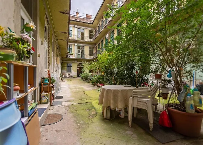 Cool Apartment In The Center With Patio, Szovetseg Street