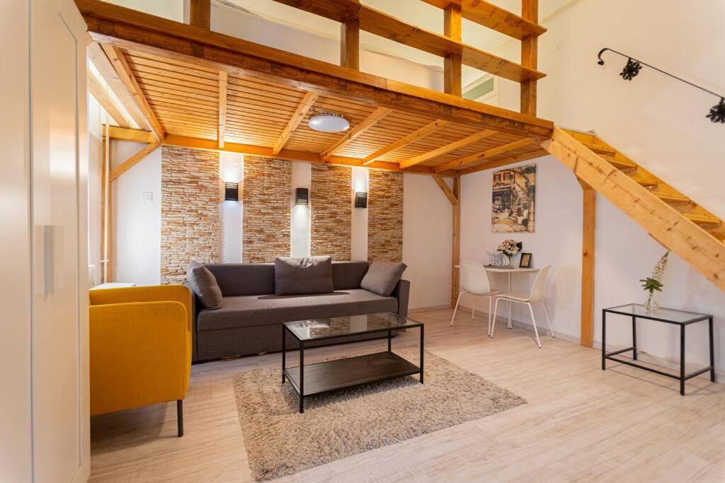 Cool In The Center With Patio, Szovetseg Street Apartman Budapest